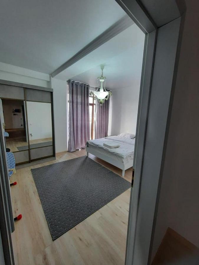 Appartamento Diplomat - 2 Bishkek Esterno foto